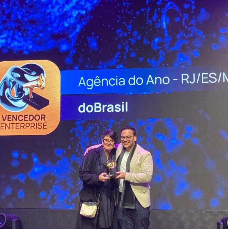 Equipe da doBrasil recebendo o prêmio de Agência do Ano