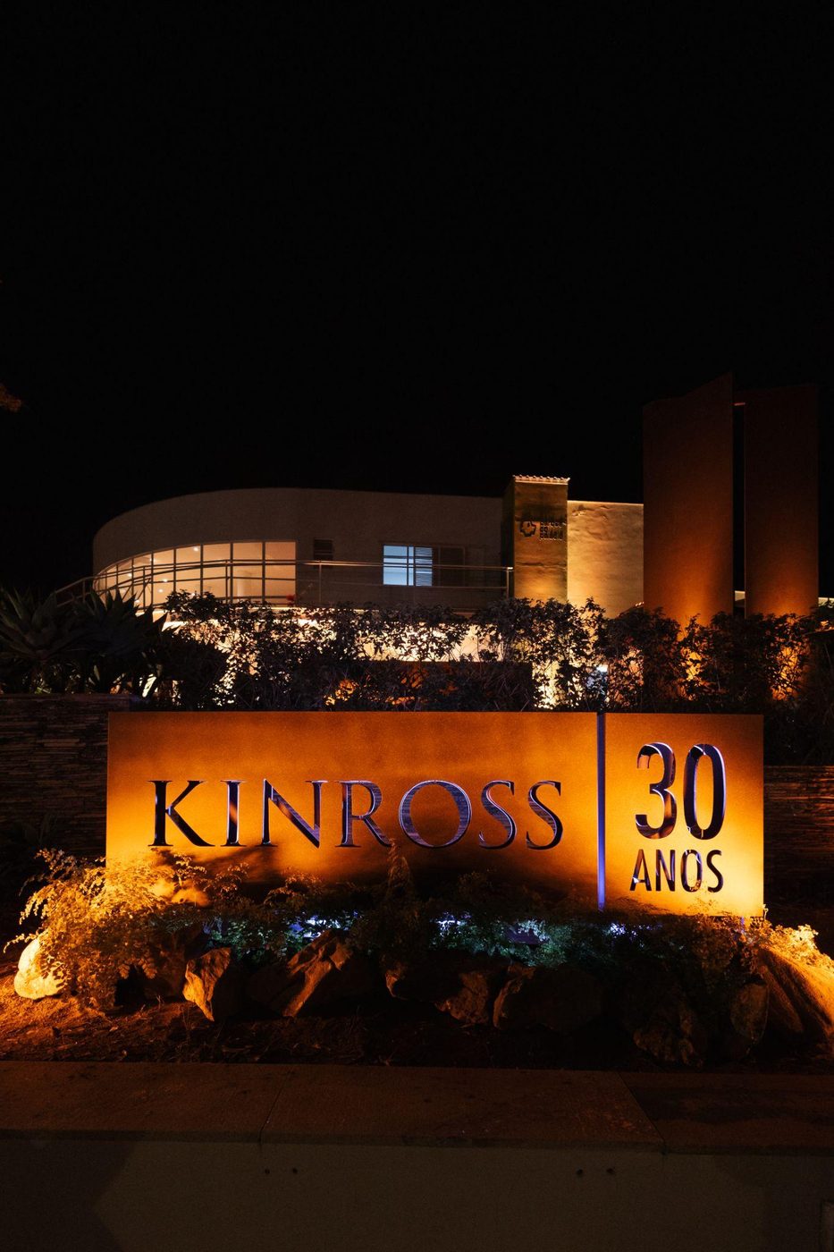 Fachada iluminada para a celebração de 30 anos da Kinross