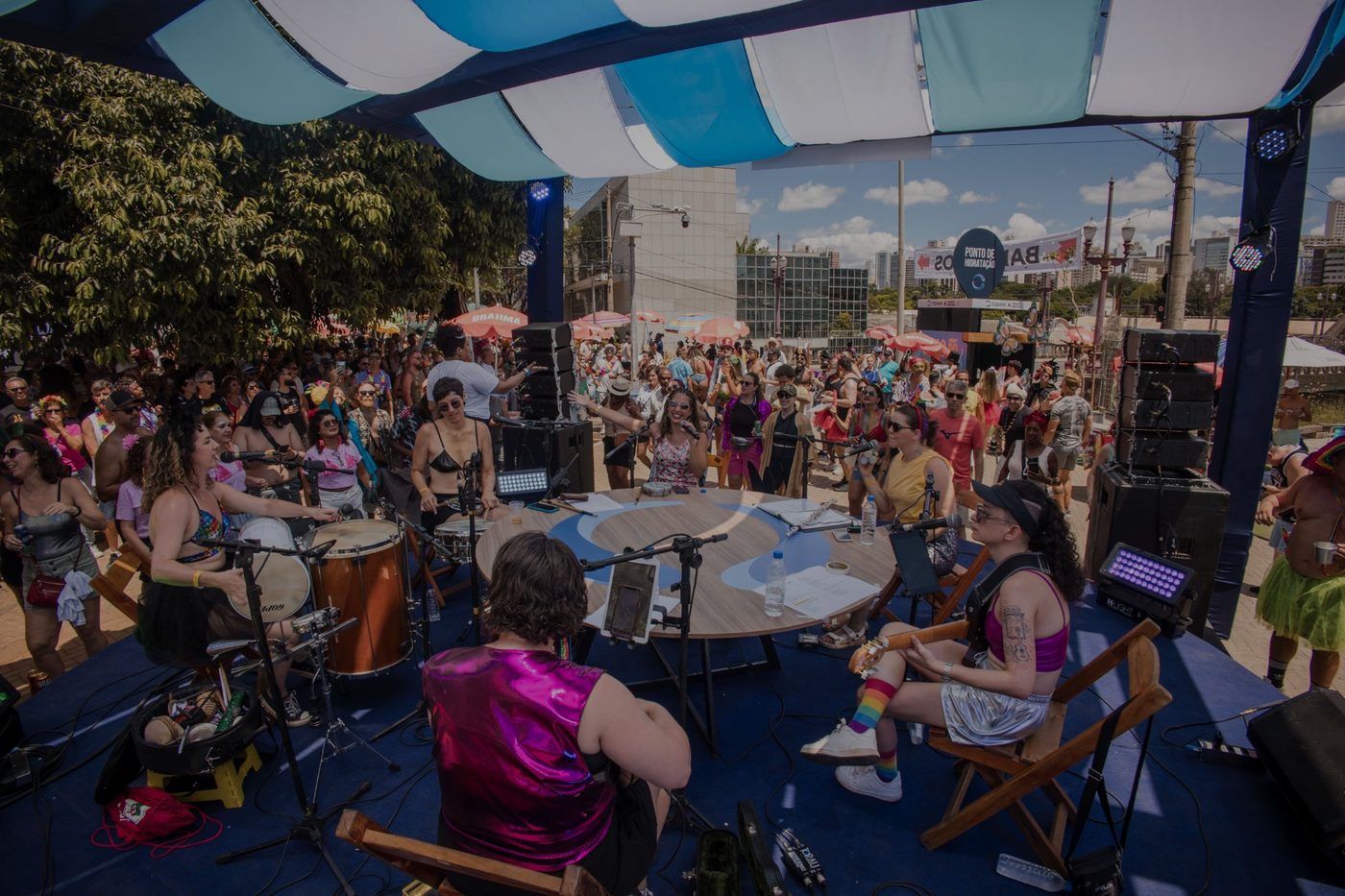 Público e artistas no projeto Rua do Samba